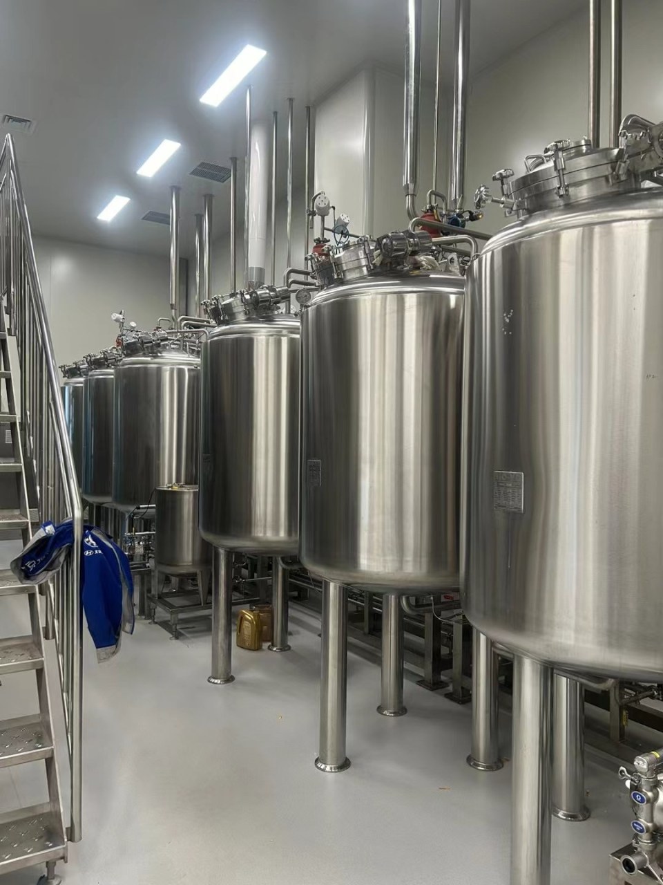 配料罐区 · 罐体与操作平台